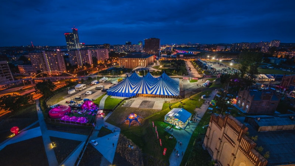 70 artystów na pięciu festiwalowych scenach w nowych lokalizacjach będzie można usłyszeć i zobaczyć podczas tegorocznej 10. edycji festiwalu Tauron Nowa Muzyka w Katowicach. Prócz muzyki na najwyższym poziomie, na festiwalowych gości czeka wiele atrakcji m.in. darmowe zwiedzanie Muzeum Śląskiego, wspinaczka po hałdzie, zwiedzanie Górnego Śląska czy strefa designu.