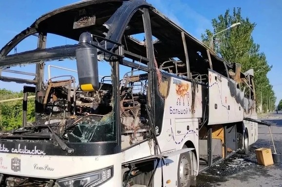 (FOTO) KRVAVA OSVETA NE PRESTAJE Ukrajinski dron razneo autobus pun putnika na liniji Moskva-Simferopolj, ima mrtvih!