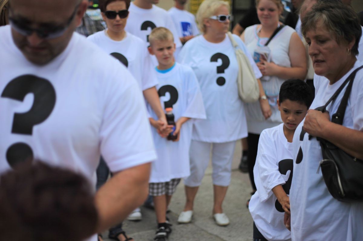 Marsz wspierający poszukiwania 19-letniej mieszkanki Gdańska Iwony Wieczorek idzie ulicami Sopotu, 2010 rok