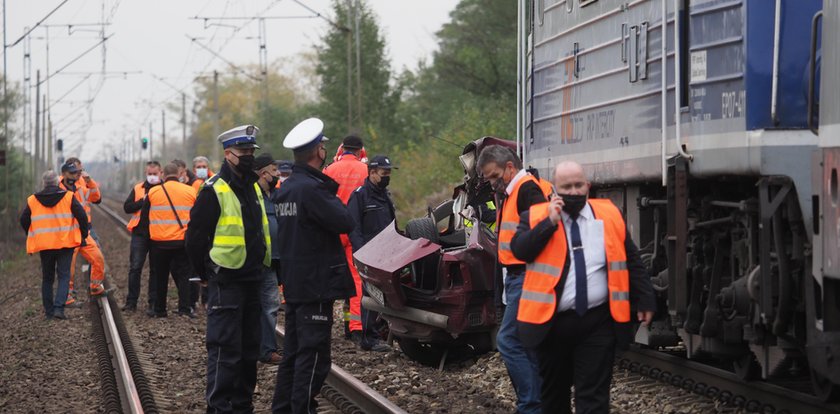 Tragedia na przejeździe kolejowym. Nie żyją dwie osoby