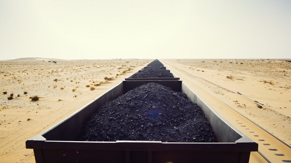 Kultowy pociąg z rudą żelaza Zoueratu do Nouadhibou w Mauretanii