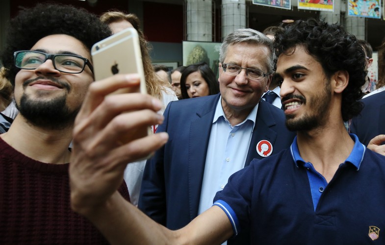 Prezydent Bronisław Komorowski podczas spaceru w okolicach stacji metra Centrum Nauki Kopernik