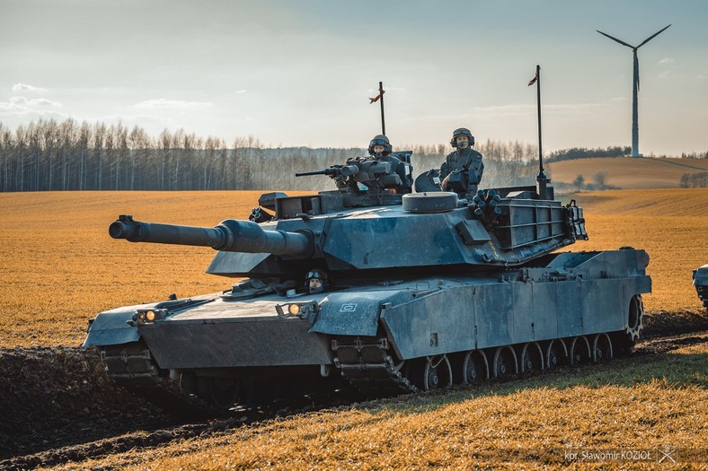 Polski czołg M1A1 Abrams. Polska zakupiła łącznie 366 czołgów rodziny M1 - 116 czołgów M1A1FEP oraz 250 M1A2 SEPv3. Dostawy powinny skończyć się w 2026 roku.