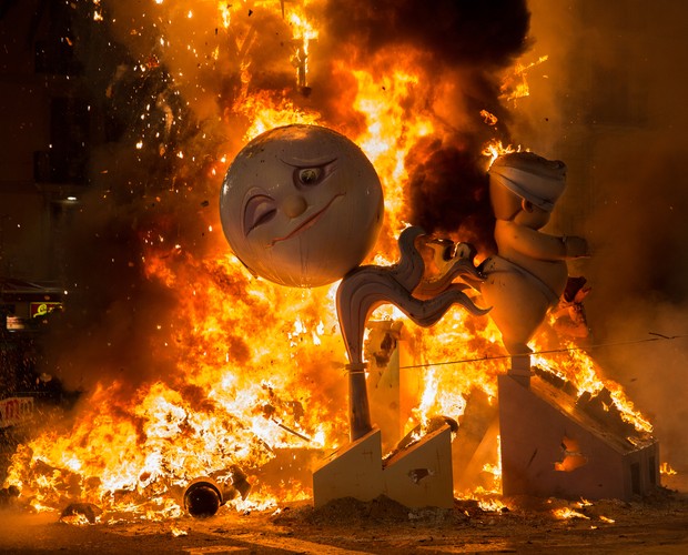 HISZPANIA – Święto Ognia
<br><br>
Walencja, co roku celebruje ostatnie dni zimy i nadejście wiosny, a obchodom towarzyszą ogromne pokazy fajerwerków i ogniska, które rozświetlają całe miasto. Korzenie tego widowiska sięgają XVI wieku, kiedy to cieśle porządkując swoje warsztaty przed nadchodzącą wiosną, wyrzucali niepotrzebne drewniane konstrukcje. Porządki zbiegały się w czasie z dniem patrona całego kraju - św. Józefa, zaczęto więc tworzyć ogniska na jego cześć. Z czasem konstrukcje przybierały bardziej zaawansowane formy, by w końcu przerodzić się w jeden z najbardziej widowiskowych wiosennych festiwali.
<br><br>
Walencja pomiędzy 15 a 19 marca cała opanowana jest przez Święto Ognia. Podczas Las Fallas urzekną was dwie rzeczy. Przede wszystkim mnóstwo wielkich kukieł, które potrafią osiągać rozmiary 6 metrów! Wśród nich znajdziemy mnóstwo tych tradycyjnych (wykonanych z kartonu, drewna i wosku), ale i nowoczesnych, służących głównie satyrze (przedstawiają postaci z świata show biznesu czy polityki). Rzeźb jest pełno w całym mieście, spróbujcie więc wyobrazić sobie ten widok, gdy ostatniego dnia festiwalu wszystkie zaczynają płonąć – ogniska są rozlokowane na terenie całego miasta.
<br><br>
Ale kukły to nie wszystko. Każdego dnia celebracji, o godz. 14.00 głośny huk petard na placu del Ayuntamiento obwieszcza wydarzenie zwane la Mascleta. Ten widowiskowy pokaz wystrzałów jest niezwykle popularny. Różnorodne grupy rekonstrukcyjne, rywalizują między sobą, by to właśnie salwa w ich wykonaniu okazała się najbardziej donośna i imponująca. Pokaz kończy się terremoto, co w dosłownym tłumaczeniu oznacza trzęsienie ziemi. Wszystkie grupy wykonują salwę jednocześnie – trudno więc o bardziej trafne określenie setek, oddanych dokładnie w tym samym czasie wystrzałów.