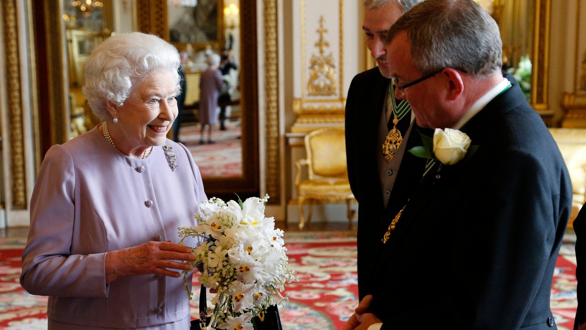 Kilka tysięcy Londyńczyków obserwowało doroczną paradę wojskową z udziałem około tysiąca żołnierzy (Trooping the Colour), organizowaną tradycyjnie w trzecią sobotę czerwca dla uczczenia oficjalnych urodzin monarchini.