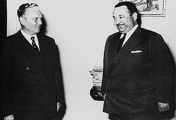 Josip Broz Tito i Josif Grigulevič (tada poznat pod imenom Teodor B. Kastro), ambasasdor Kostarike u SFRJ