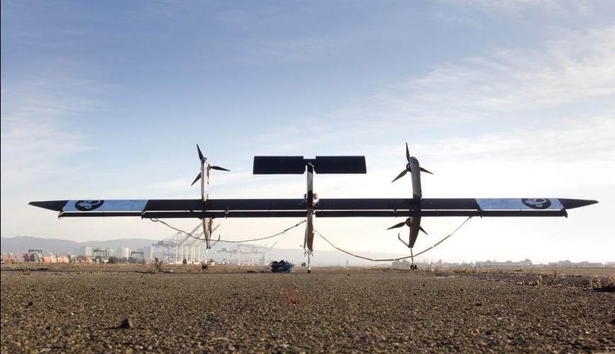 Latające elektrownie wiatrowe. Pod koniec maja tego roku Google X poinformował, że przejmuje działają w branży energetyki wiatrowej firmę Makani Power. Wcześniej Google przez wiele lat inwestował w tą spółkę. Jednym z najciekawszych projektów Makani Power jest stworzenie latającej turbiny wiatrowej, która unosi się na wysokości od 240 do 600 metrów, czyli tam, gdzie siła wiatru jest stabilniejsza, a prędkość większa niż tuż przy powierzchni ziemi. Przejęcie Makani Power przez Google X może oznaczać, że już wkrótce latające elektrownie mogą wejść do komercyjnego użytku. Jak na razie stworzono prototyp latającej turbiny o mocy 30 KW zwany „Wing 7”, teraz trwają prace nad konstrukcją turbiny o mocy 600 kW. Energia z turbiny jest przesyłana na ziemię za pomocą kabla. Budowa turbiny pochłonęła 3 razy mniej materiałów, niż budowa naziemnej elektrowni wiatrowej o tej samej mocy. 
 Na zdjęciu: Turbina Wing 7 stworzona przez spółkę Makani Power należącą do Google X, źródło: Makani Power