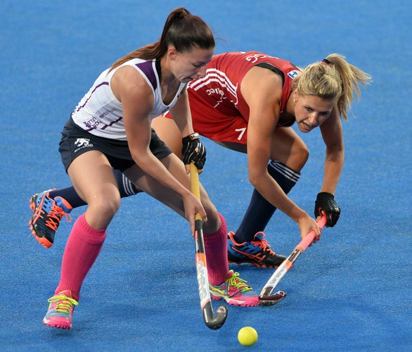 Piękne dziewczyny grają w hokeja... na trawie