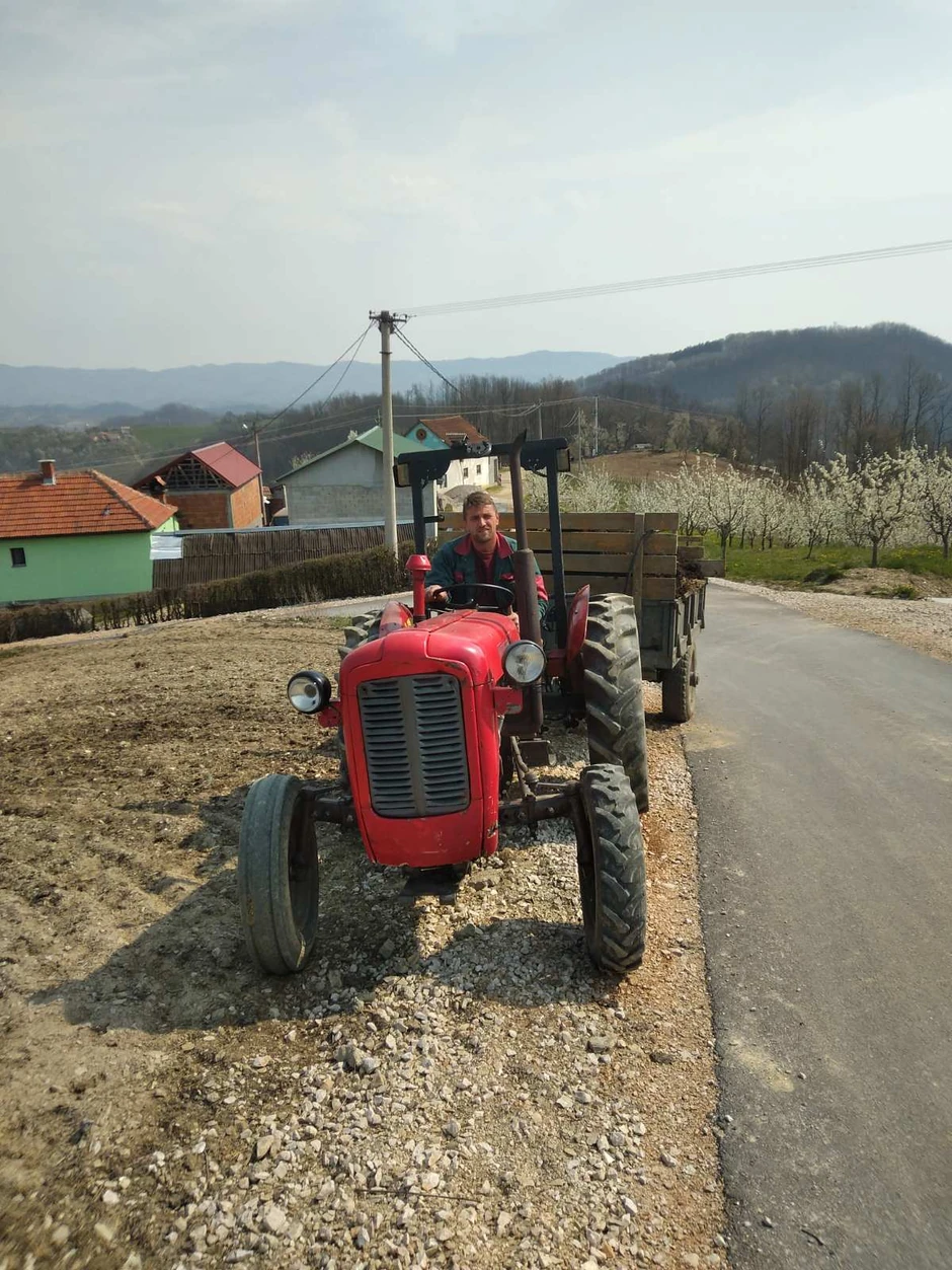 Ore noću pod svetlom farova jer danju pomaže komšijama
