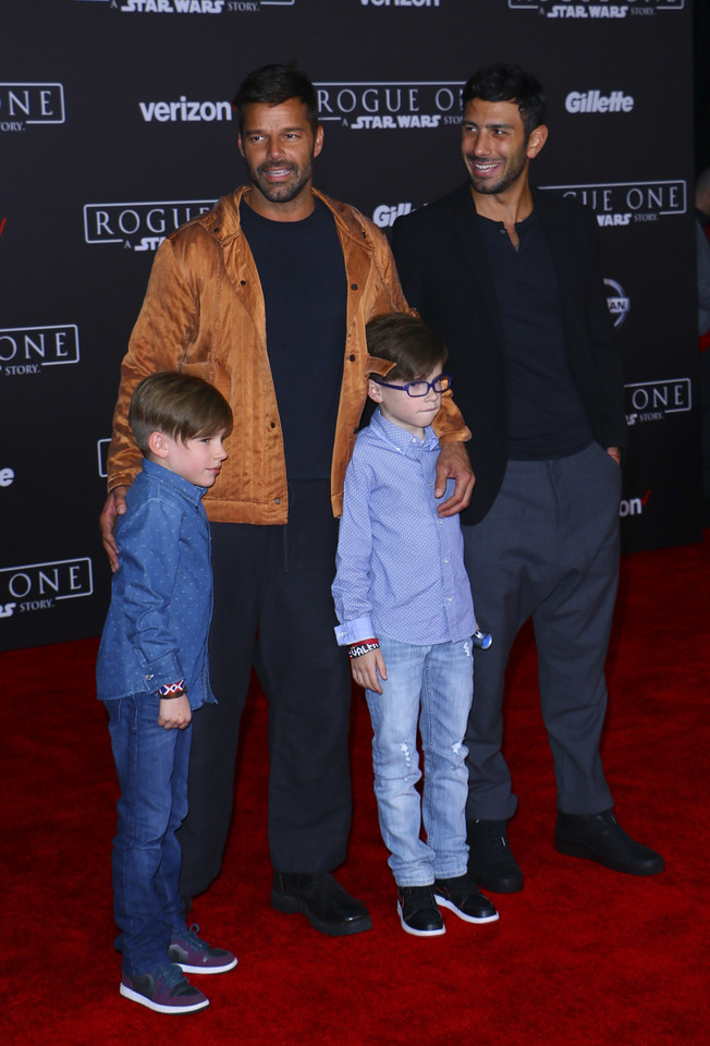 Ricky Martin i Jwan Yosef z dziećmi na premierze "Rogue One: A Star Wars Story"