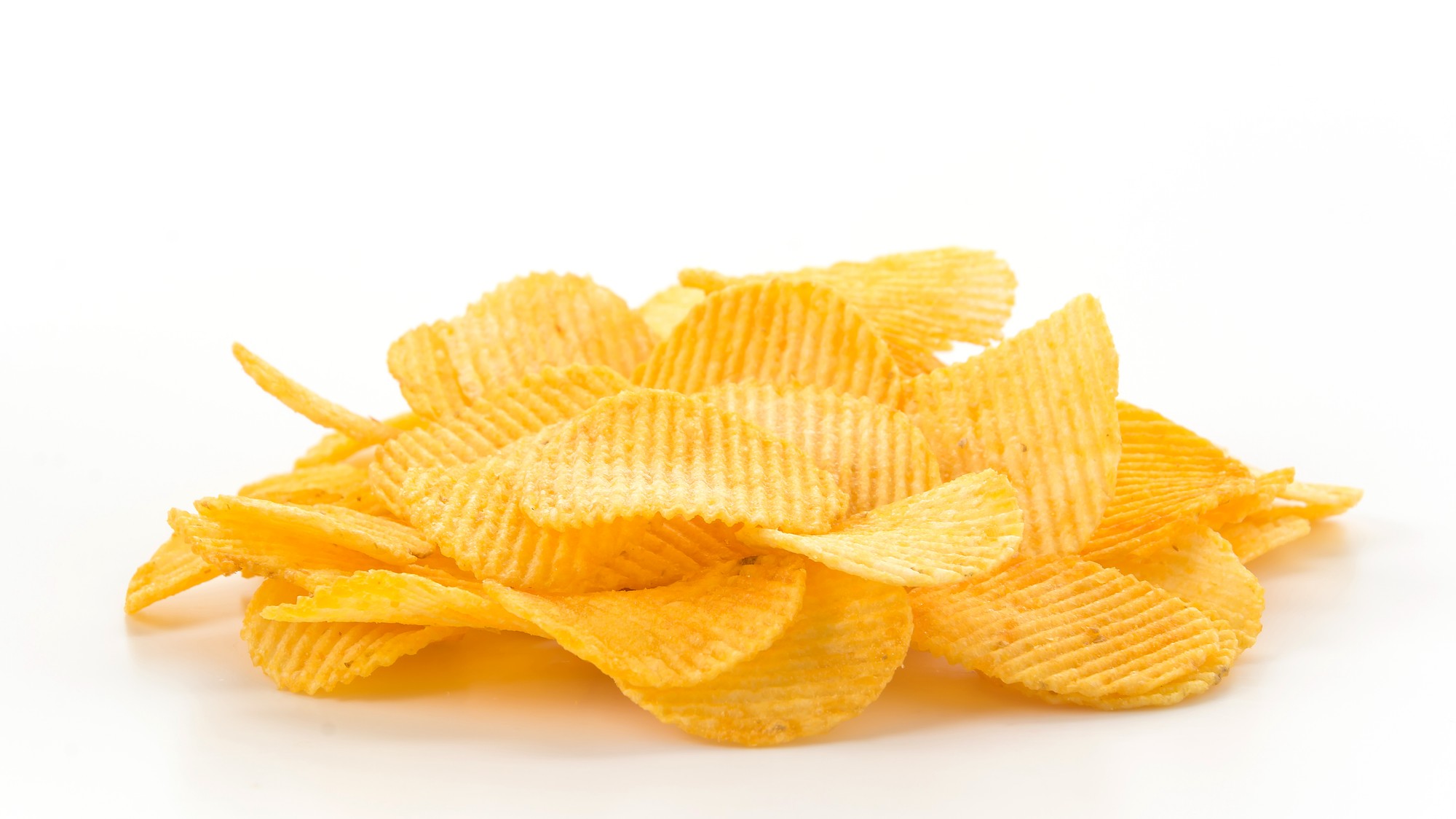 Čipsy patria k najobľúbenejším pochúťkam, ktorým však pre ich návykovú chuť dokážeme len málokedy odolať.