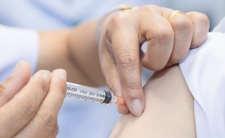 6,6 mln dawek. Nieprawidłowości jak na lekarstwo