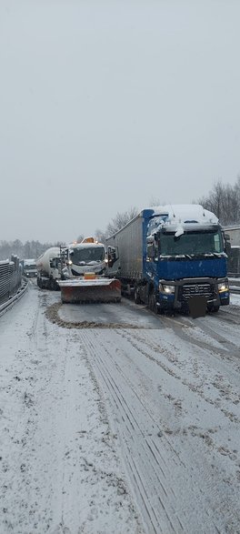 Problemy ciężarówek na DK-1 w Czechowicach-Dziedzicach - 12.12.2022 - autor: Nadesłane przez czytelników; OSP Dziedzice