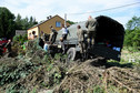 Ciężarówka Wojsk Obrony Terytorialnej ugrzęzła na błotnistym poboczu w miejscowości Hadle Szlarskie