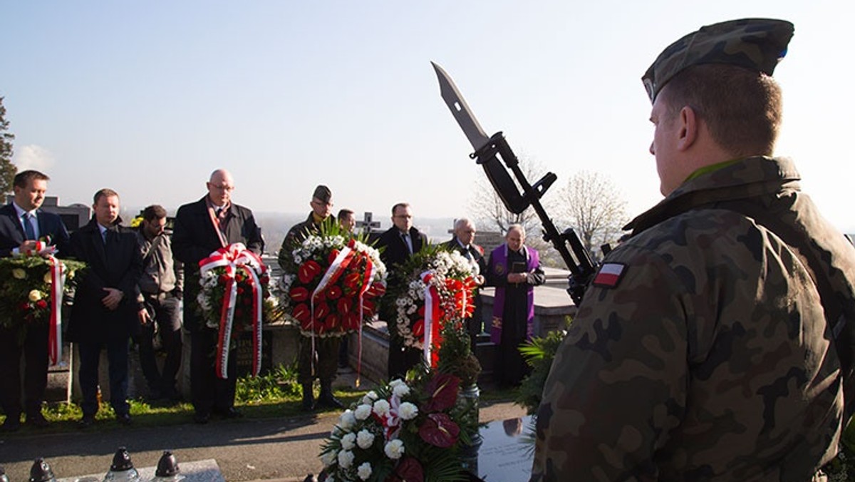 Władze województwa śląskiego uczciły pamięć ofiar katastrofy smoleńskiej z 2010 roku. Kwiaty złożono na grobach senator Krystyny Bochenek w Katowicach, Janusza Kochanowskiego - byłego Rzecznika Praw Obywatelskich - w Częstochowie, posła Grzegorza Dolniaka w Będzinie oraz pod tablicą poświęconą byłemu prezesowi NBP Sławomirowi Skrzypkowi w Katowicach.