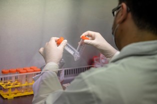 Leki na Covid-19 są już dostępne. Na czym polega problem? Są za drogie