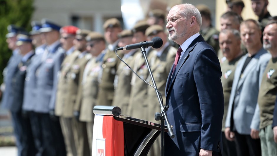 Antoni Macierewicz na tle wojska (2018 r.)