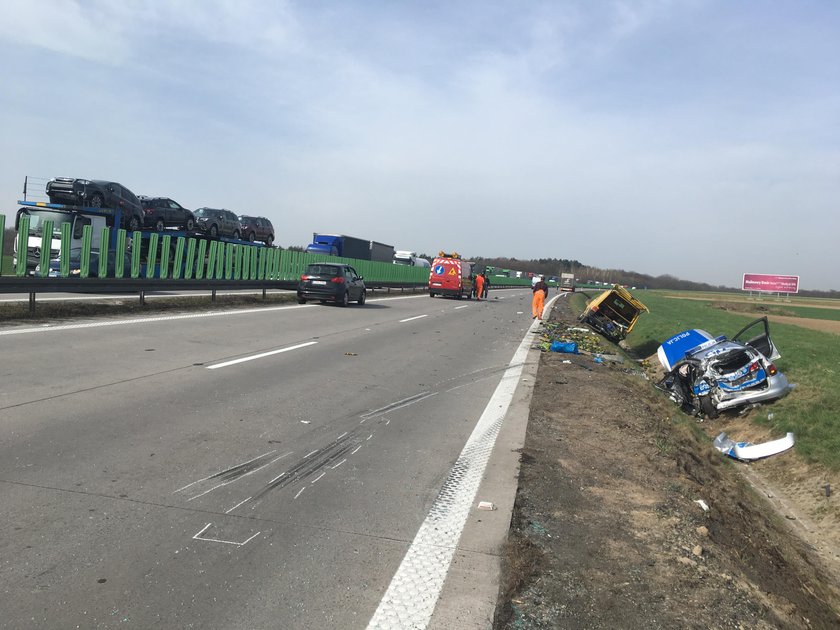 Staranowany radiowóz. Dwaj policjanci ciężko ranni