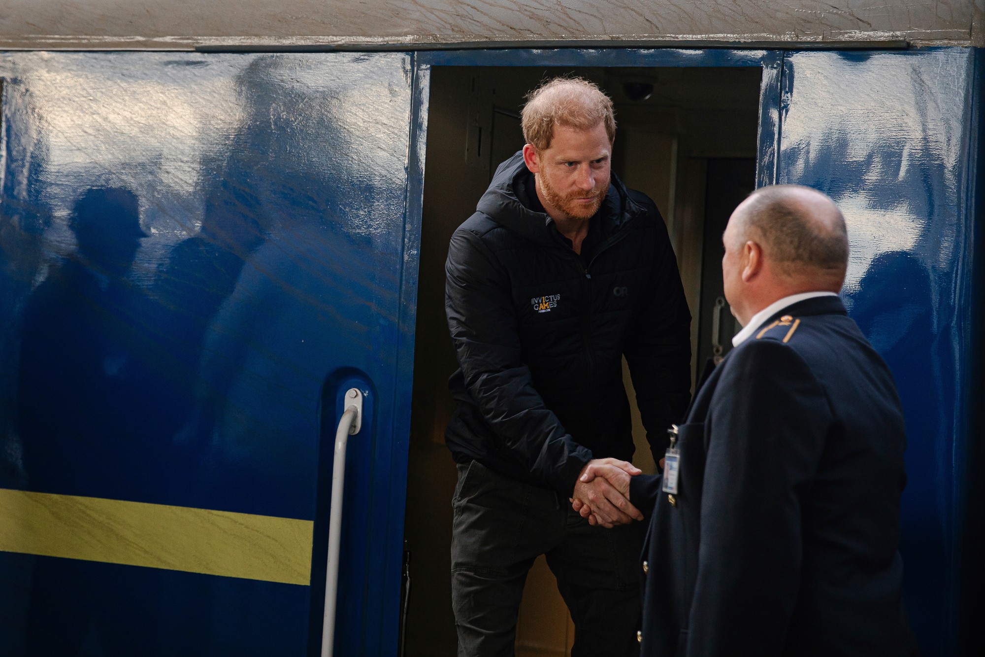 Princ Harry pricestoval na neohlásenú návštevu Ukrajiny.