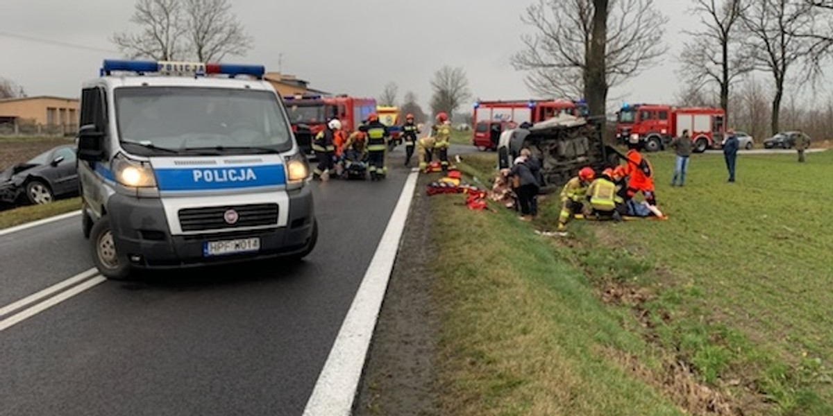 Rustów. Wypadek busa przewożącego niepełnosprawne dzieci.