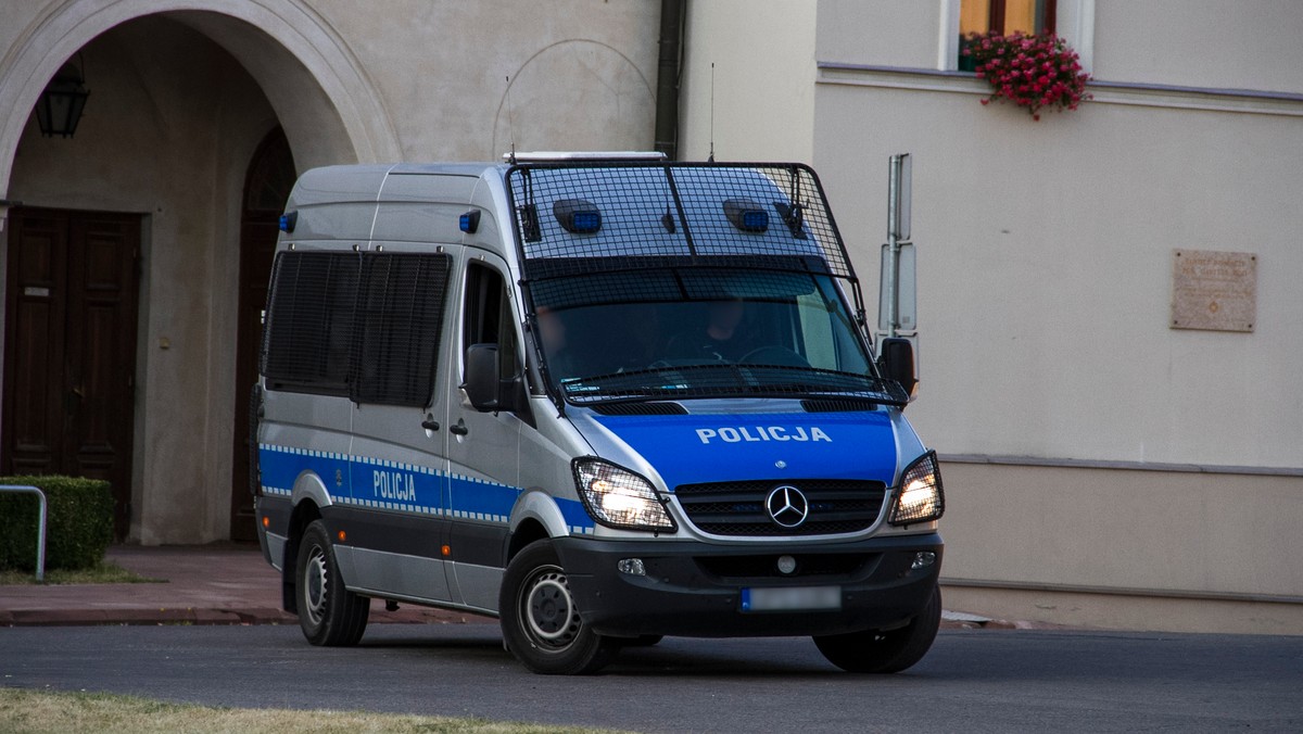 5 lutego policjanci z Brus zatrzymali nietrzeźwego kierowcę, który w trakcie pościgu staranował radiowóz i potrącił funkcjonariusza policji. Następnie oferował 50 tys. euro łapówki.