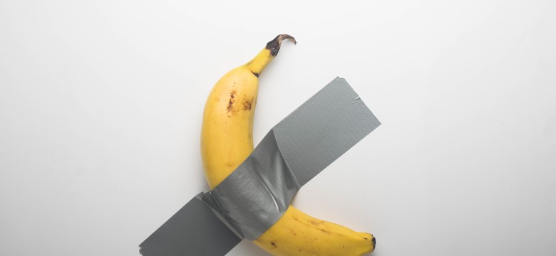 Banan z taśmą klejącą sprzedany. "Dzieło sztuki" poszło za miliony dolarów