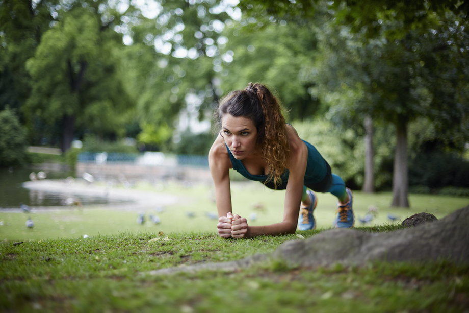 Proste ćwiczenia z obciążeniem ciała, takie jak plank (deska), mogą pomóc w budowaniu i utrzymaniu siły i odporności wraz z wiekiem.