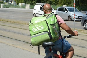 Uber Eats przynosi więcej obrotów niż wożenie ludzi. To efekt pandemii koronawirusa