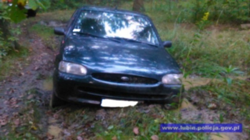 Ford, którym uciekła pijany kierowca utknął na grząskiej leśnej dróżce pod Lubinem