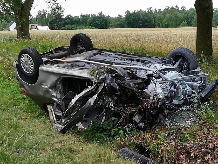 Makabryczny wypadek. Czołowe zderzenie osobówki z ciężarówką