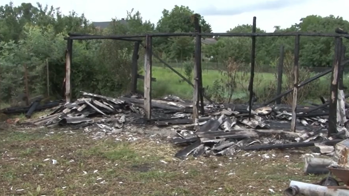 Porig égett egy épület, amibe villám csapott Nemesbikken – videó