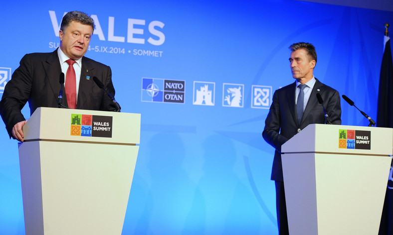Szczyt NATO w walijskim Newport w 2014 r.: Anders Fogh Rasmussen (z prawej) jako szef NATO i Petro Poroszenko (z lewej) jako prezydent Ukrainy