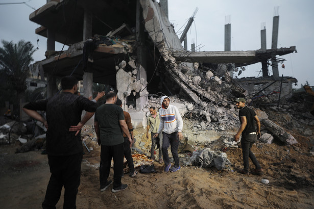 Palestyńczycy szukają ciał i ocalałych wśród ruin w Strefie Gazy