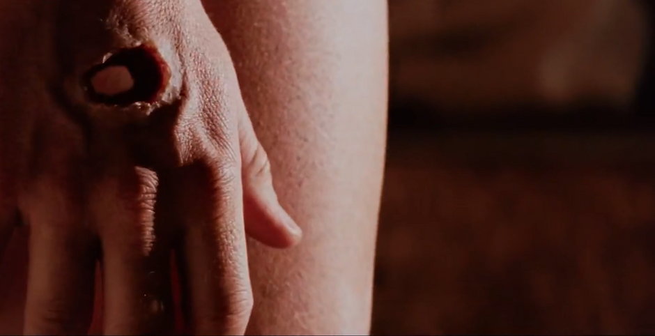 Ślady po gwoździach w ręce Jezusa | Scena z filmu „Pasja” Mela Gibsona
