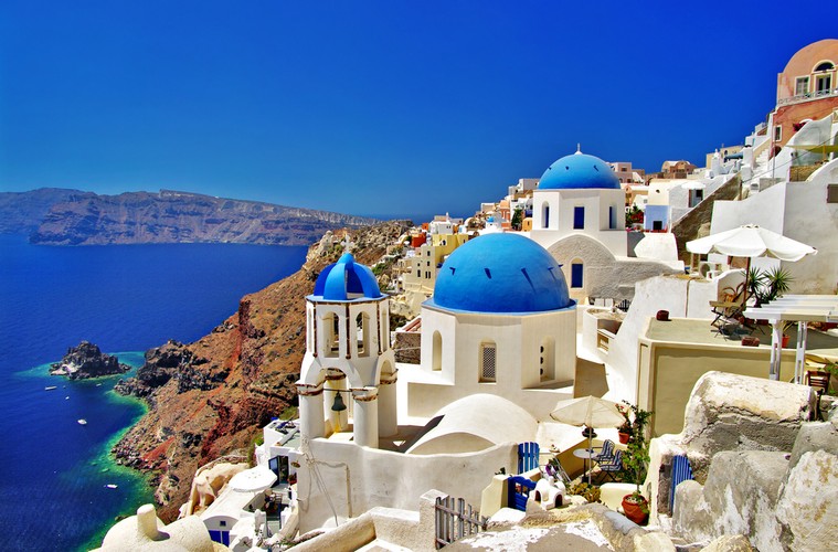 Santorini<br><br>Możesz mieć wrażenie, że już tu byłeś, bo pocztówkowy widok śnieżnobiałych domków na skarpie wpadającej do turkusowego morza to częste skojarzenie z wyspami greckimi. Cóż, na pocztówce to nie to samo. Rzeczywistość może się okazać dużo ciekawsza niż nasze wyobrażenia. Czy na przykład spodziewasz się tam czarnych plaż? Najbardziej południowa z wysp z grupy Cykladów zawdzięcza taką nietypową kolorystykę wulkanicznemu pochodzeniu.