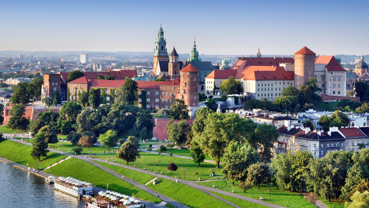 38 autobusów przegubowych z silnikami spełniającymi najwyższą europejską normę emisji spalin Euro 6 dostarczy Miejskiemu Przedsiębiorstwu Komunikacyjnemu w Krakowie firma Solaris Bus&amp;Coach SA w konsorcjum z Millenium Leasing. Cena pojazdów to ponad 75 mln zł brutto.