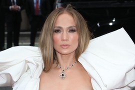 Ovo nije metafora, Džej Lo je sinoć doslovno IMALA DEKOLTE DO PUPKA! Njene bujne grudi NA IZVOL'TE zasenile i farbanu kosu Džordža Klunija, a opet ne može da joj se nađe zamerka