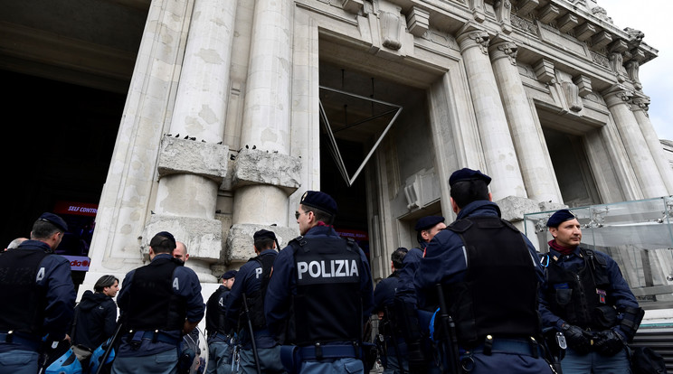 Rendőrgyűrű vette körbe a milánió Stazione Centrale központi vasúti pályaudvart az ott tartózkó migránsok igazoltatására, és a környéken zajló kábítószer-kereskedelem felszámolására / Fotó: AFP