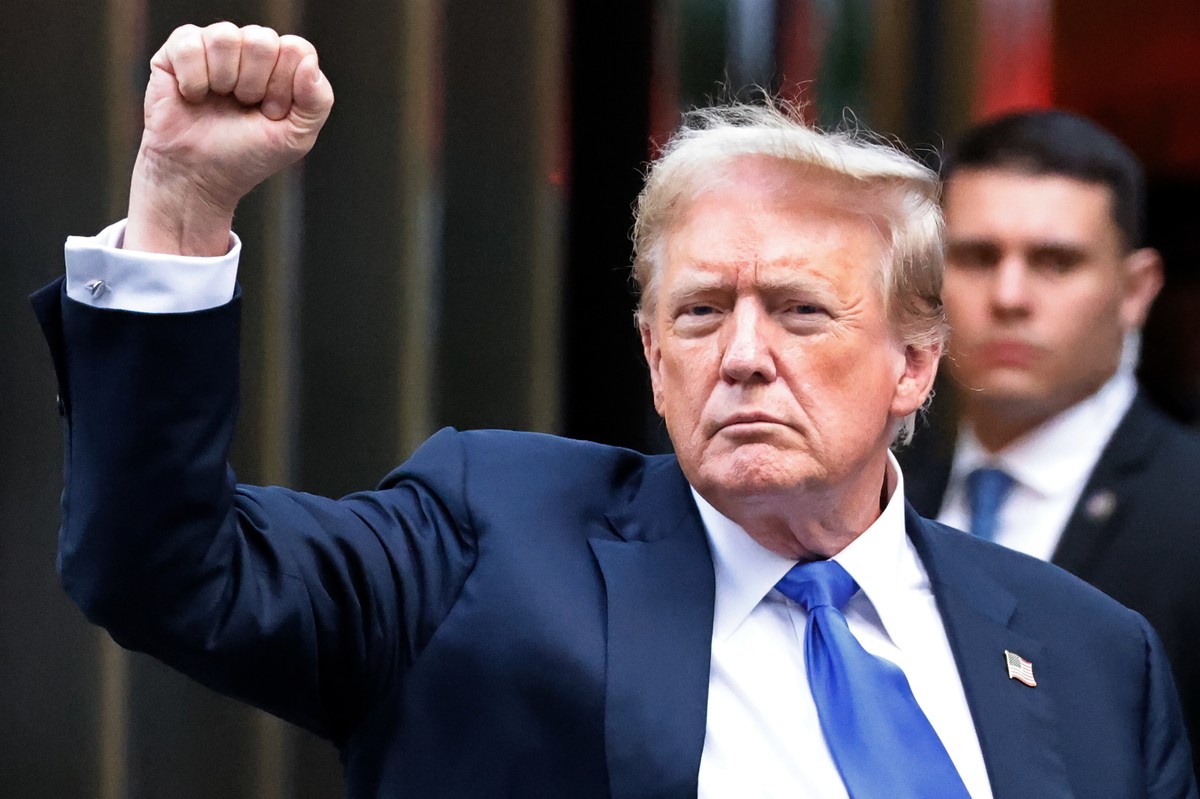 epa11380747 Former US President Donald Trump gestures to the media and the crowd outside of Trump Tower after a jury found him guilty on all 34 counts in his criminal trial in New York State Supreme Court in New York, New York, USA, 30 May 2024. Trump was found guilty on all 34 felony counts of falsifying business records related to payments made to adult film star Stormy Daniels during his 2016 presidential campaign. EPA/PETER FOLEY Dostawca: PAP/EPA.