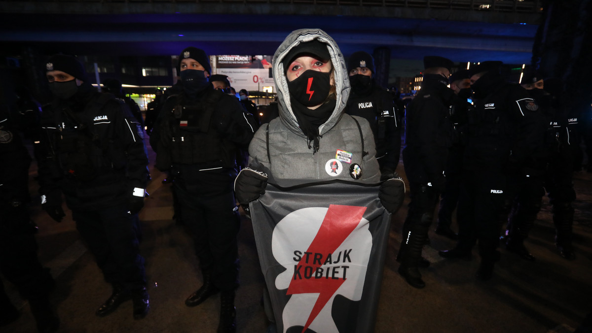 Białystok: Nastolatka wyrzucona ze szkoły za udział w protestach. Chce przeprosin