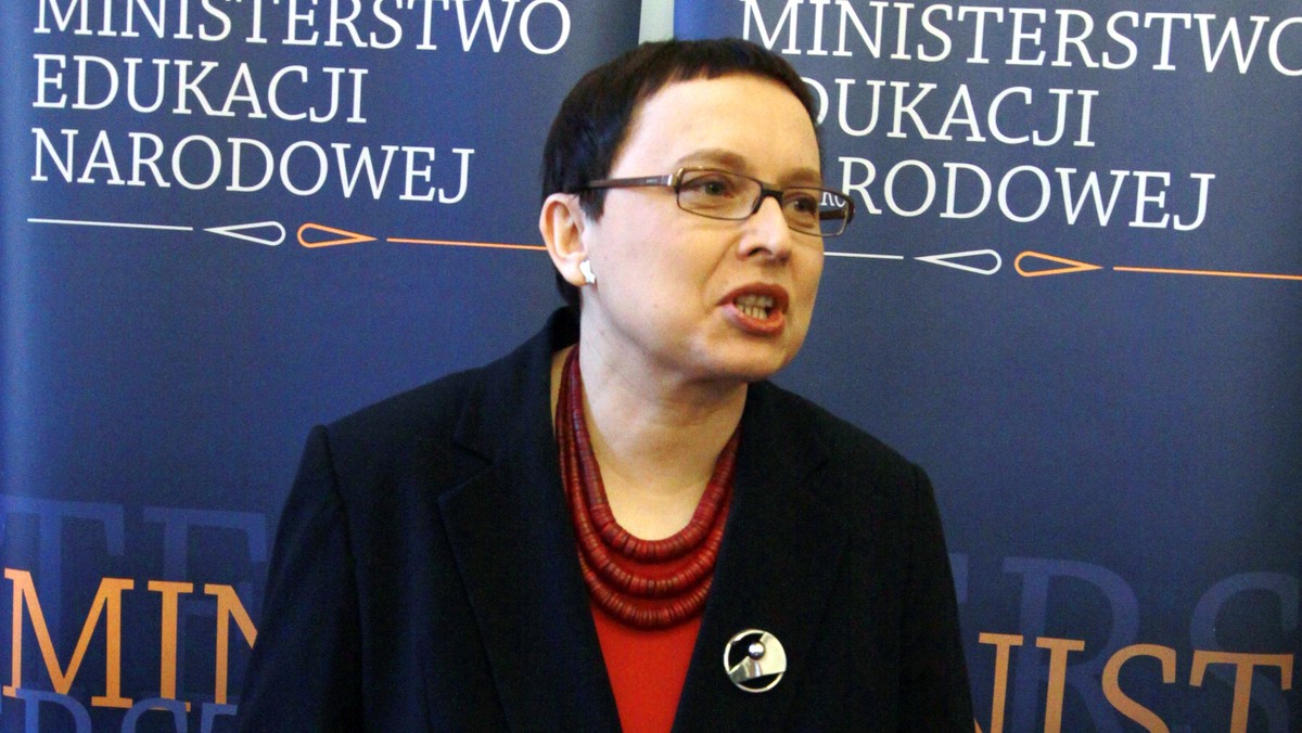 Minister edukacji Katarzyna Hall wystosowała w poniedziałek apel do dyrektorów szkół i placówek oświatowych o podjęcie działań na rzecz przeciwdziałania zażywaniu przez uczniów dopalaczy.