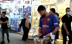 Lionel Messi sprzedaje papierosy na kurdyjskim bazarze? Zobacz WIDEO