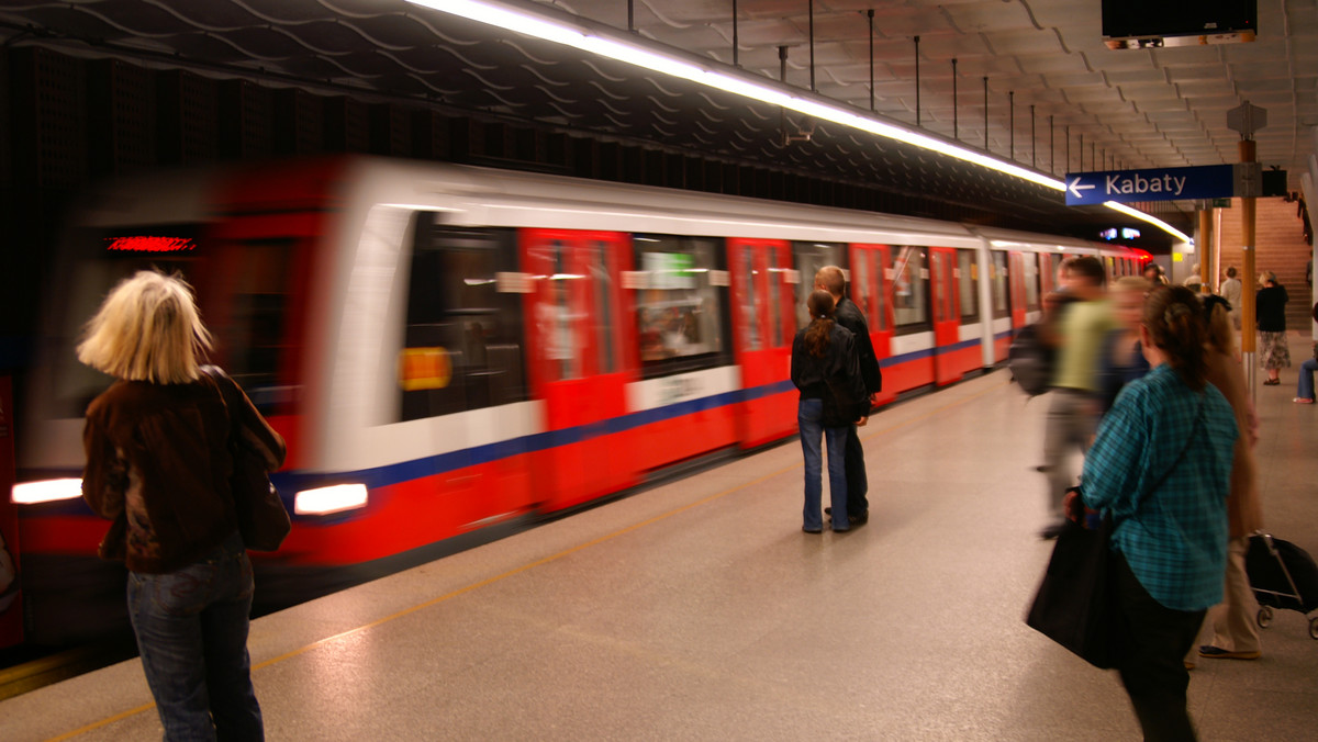 W sierpniu na siedmiu stacjach I linii metra montowane będą ścieżki prowadzące dla osób niewidomych i słabowidzących, na czas prac stacje będą zamykane. Również w sierpniu, przez dwa tygodnie, tramwaje nie będą jeździć ul. Grójecką i al. Krakowską.