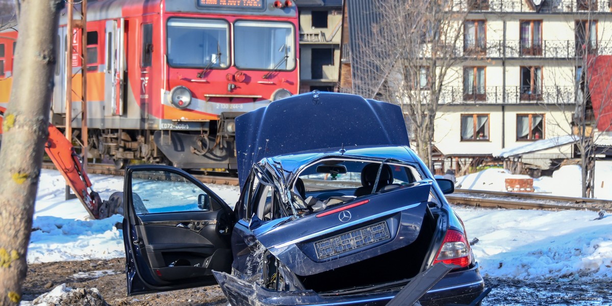 Biały Dunajec. Samochód osobowy z turystami wjechał pod pociąg.