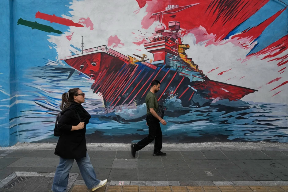 Mural sa američkim nosačem aviona pod napadom projektila u Teheranu 17. maja