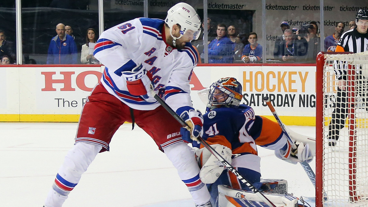 Po raz pierwszy hokejowe derby Nowego Jorku odbyły się na Brooklynie. W hali Barclays Center nowy rozdział w klubowej historii dobrze rozpoczął się dla New York Islanders. Wyspiarze pokonali po rzutach karnych New York Rangers 2:1.