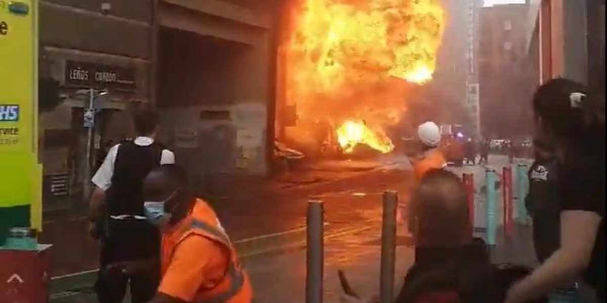 Wielki pożar i eksplozja w Londynie. Pożar w pobliżu stacji kolejowej Elephant and Castle