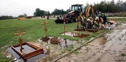 Przyszli odwiedzić groby bliskich. Na cmentarzu czekał na nich upiorny widok