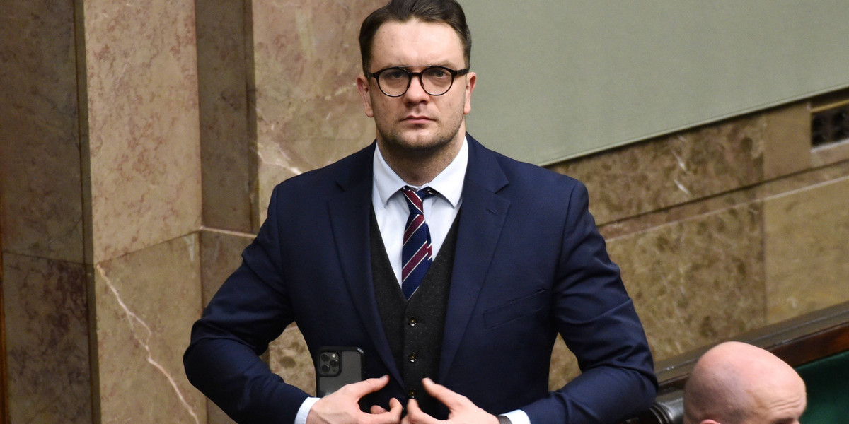 Poseł Łukasz Mejza po serii publikacji o jego różnych biznesach, zrezygnował z funkcji wiceministra sportu.