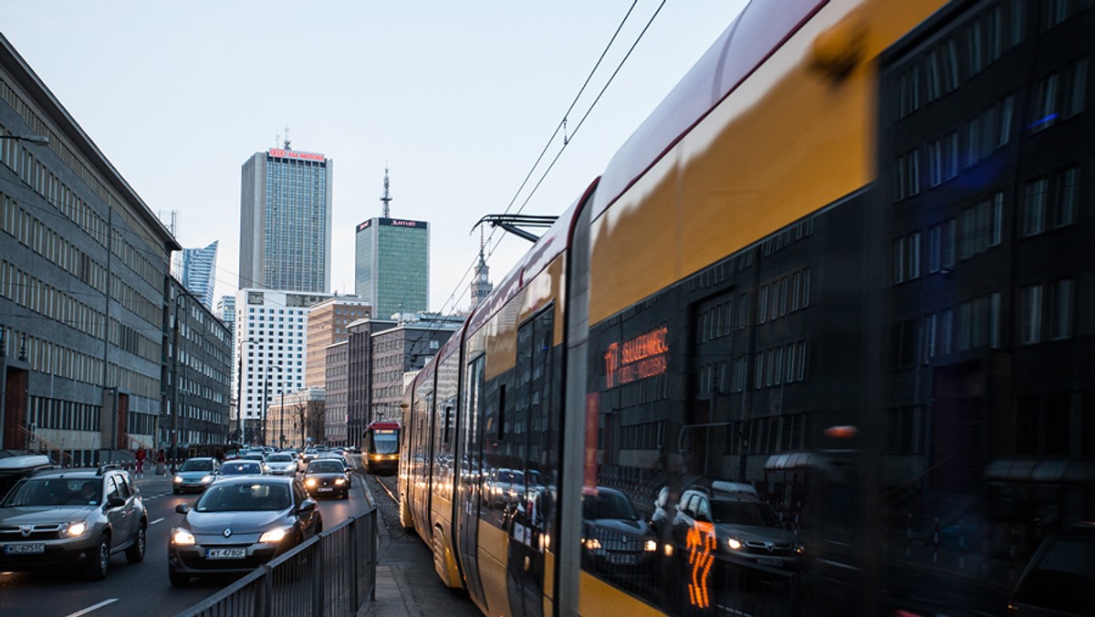 Kilkanaście linii autobusowych i kilka tramwajowych zawieszonych. Do tego specjalna organizacja komunikacji miejskiej w związku z przerwą świąteczną w szkołach. Pierwsze zmiany już w czwartek, 17 kwietnia. Podpowiadamy, jak będzie kursować stołeczna komunikacja w okresie wielkanocnym.